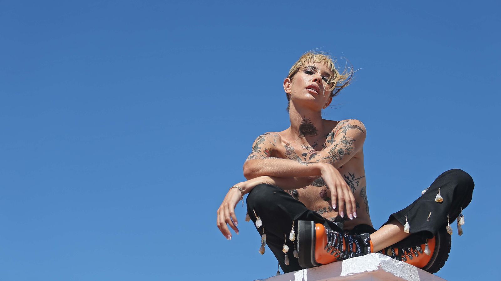 Rodaje de videoclips de Brisa Fenoy en el Campo de Gibraltar