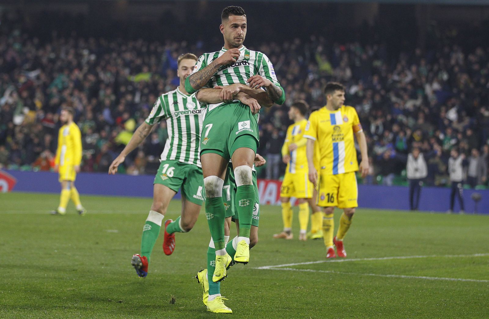 Sergio León es felicitado por sus compañeros tras marcarle al Espanyol en la Copa.