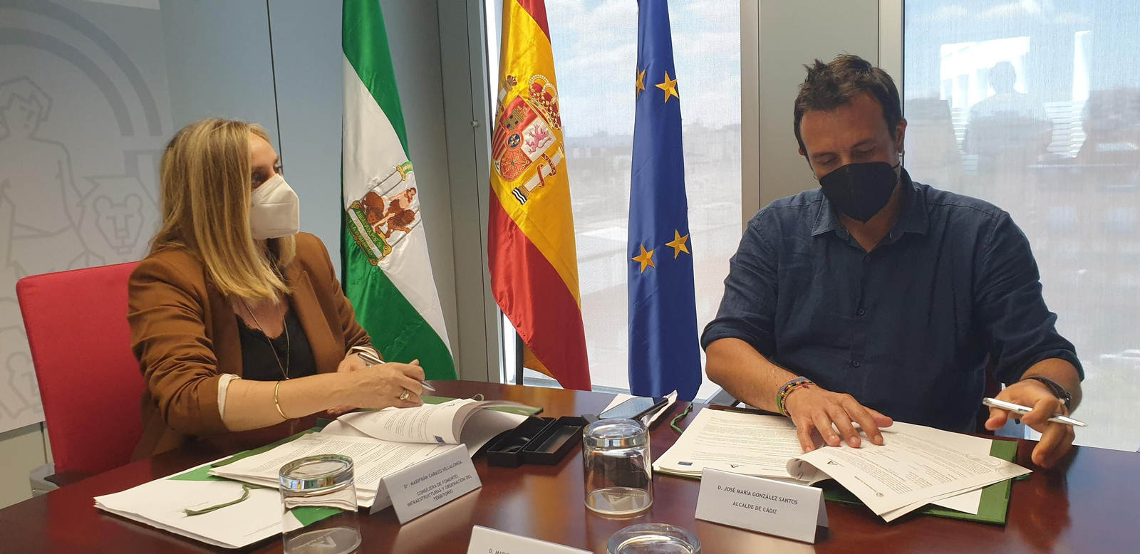 El alcalde de Cádiz, José María González, y la consejera de de Fomento, Infraestructura y Ordenación de Territorio, Marifrán Carazo, firma el convenio para la peatonalización de la plaza de España.