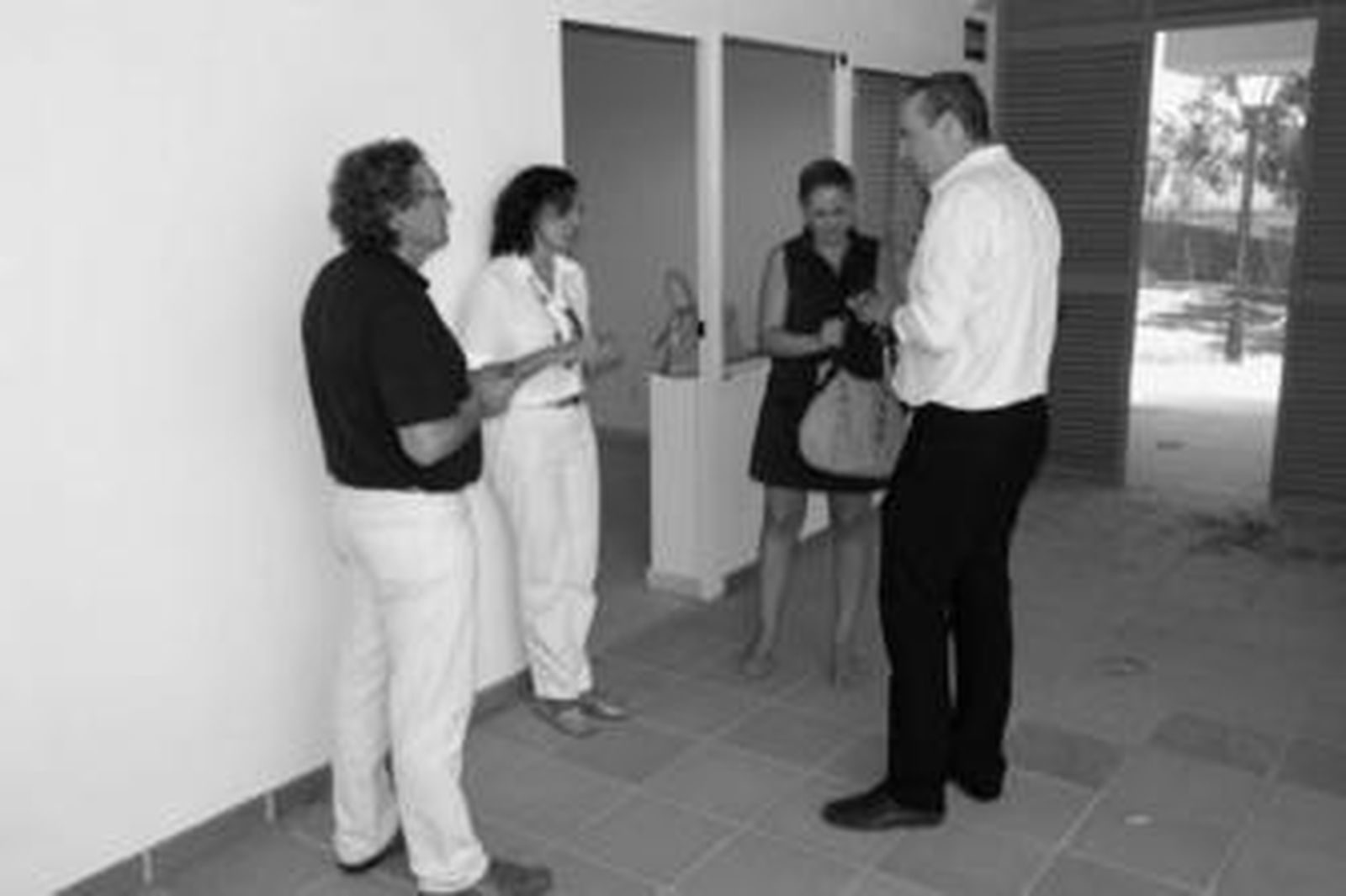 Regina Cuenca y Juan Carlos Ruiz Boix, en la guardería de Villa Carmela, ayer.
