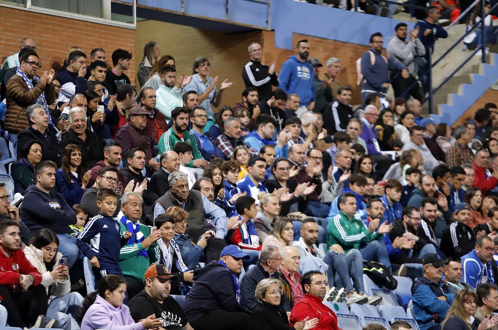 Gran ambiente en las gradas del Nuevo Colombino para el Recre-At Sanluqueño, en imágenes