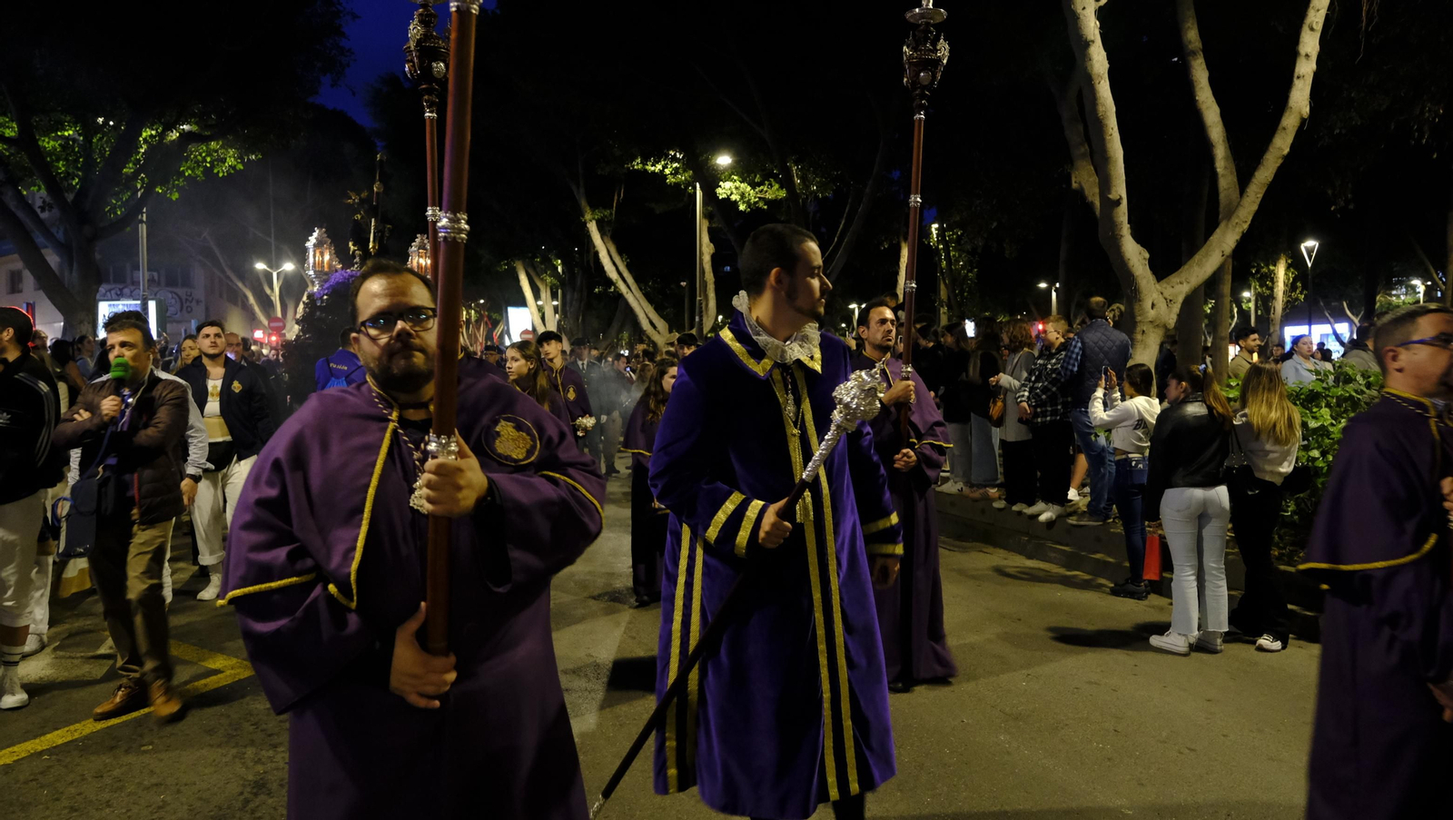 Pasión vuelve a su Iglesia de Santa Teresa azotada por la lluvia