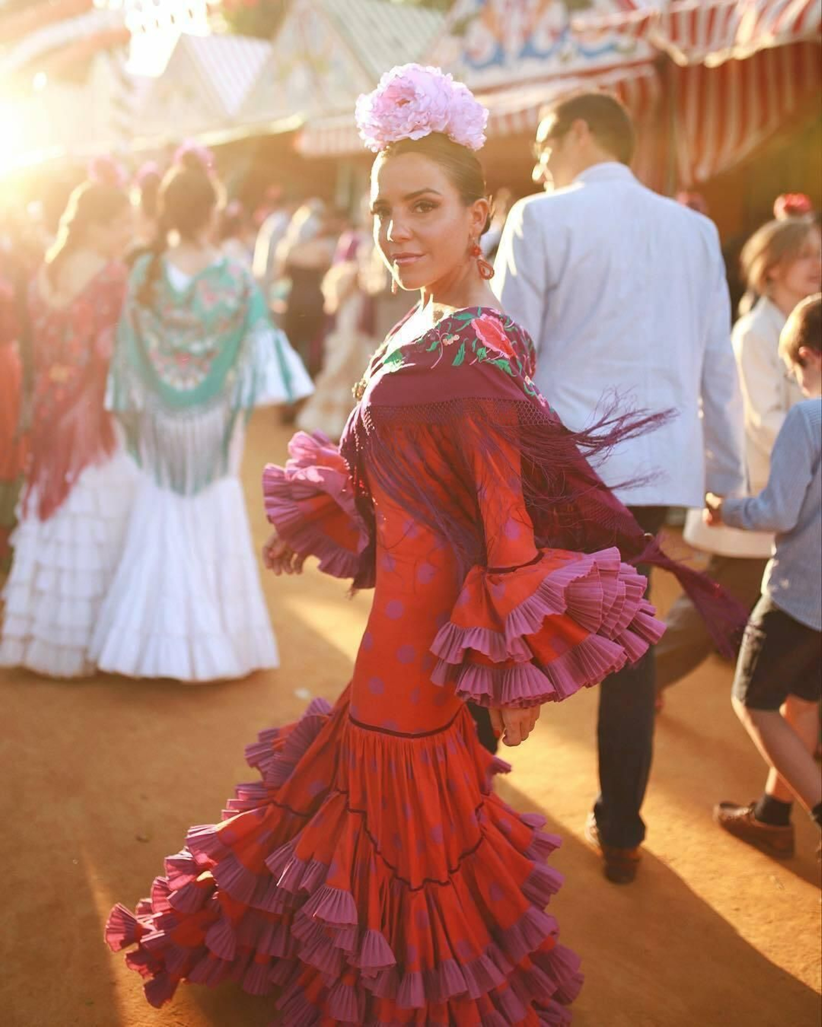 Paula Ordovás en la Feria de Abril con traje y mantoncillo de Rocío Peralta