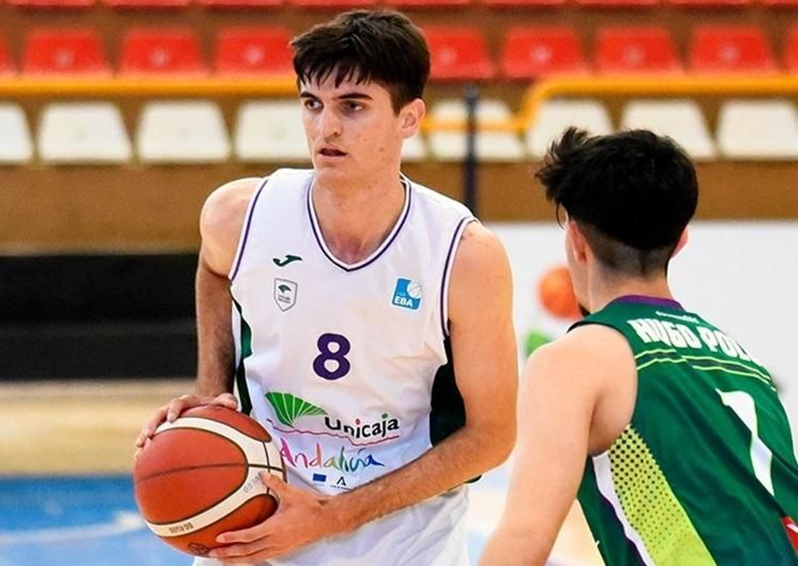 Rubén Vicente bota el balón.