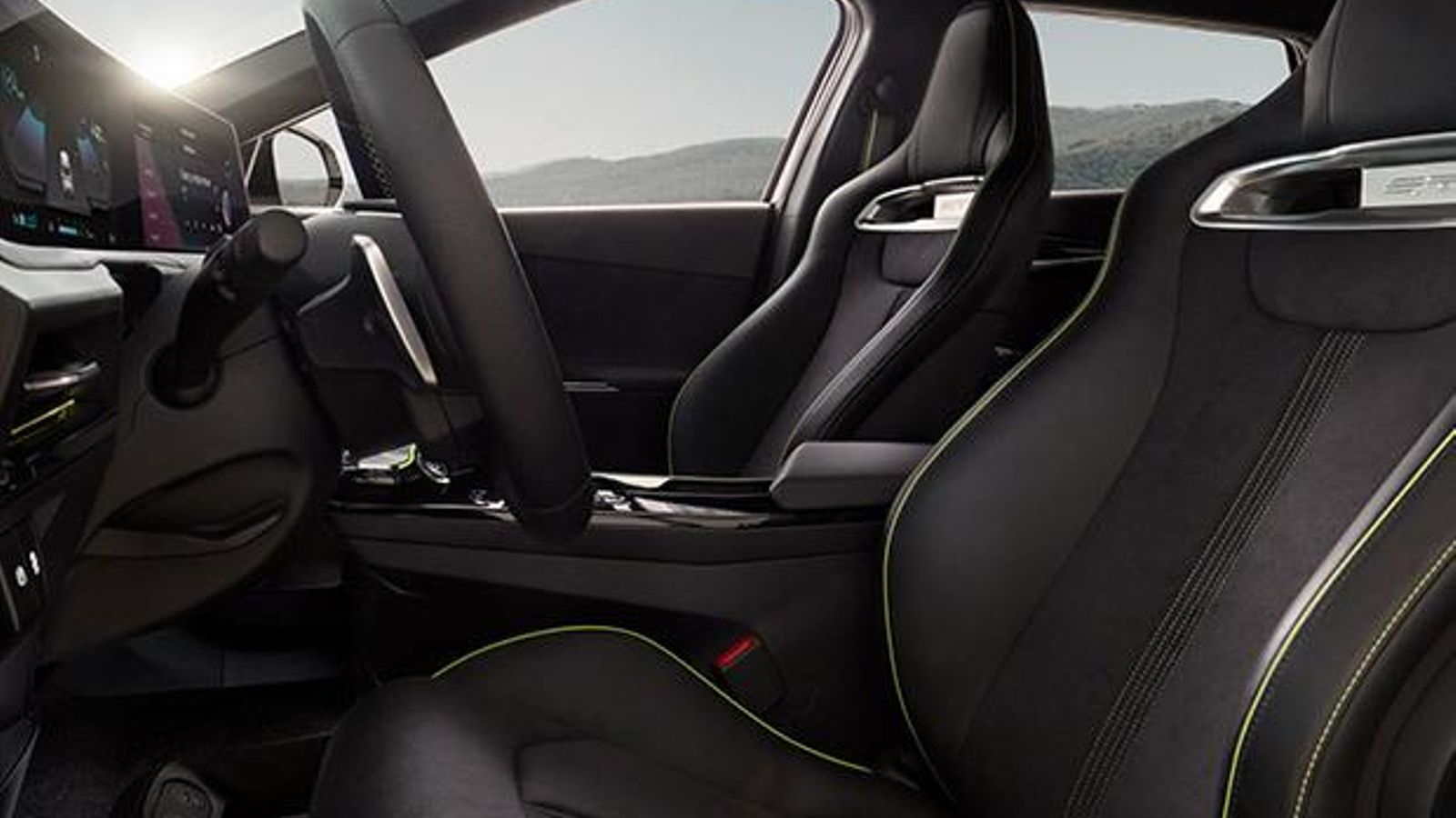 Para amplificar el espacio, los asientos son delgados, con tapicerías realizadas utilizando el reciclado de plásticos.