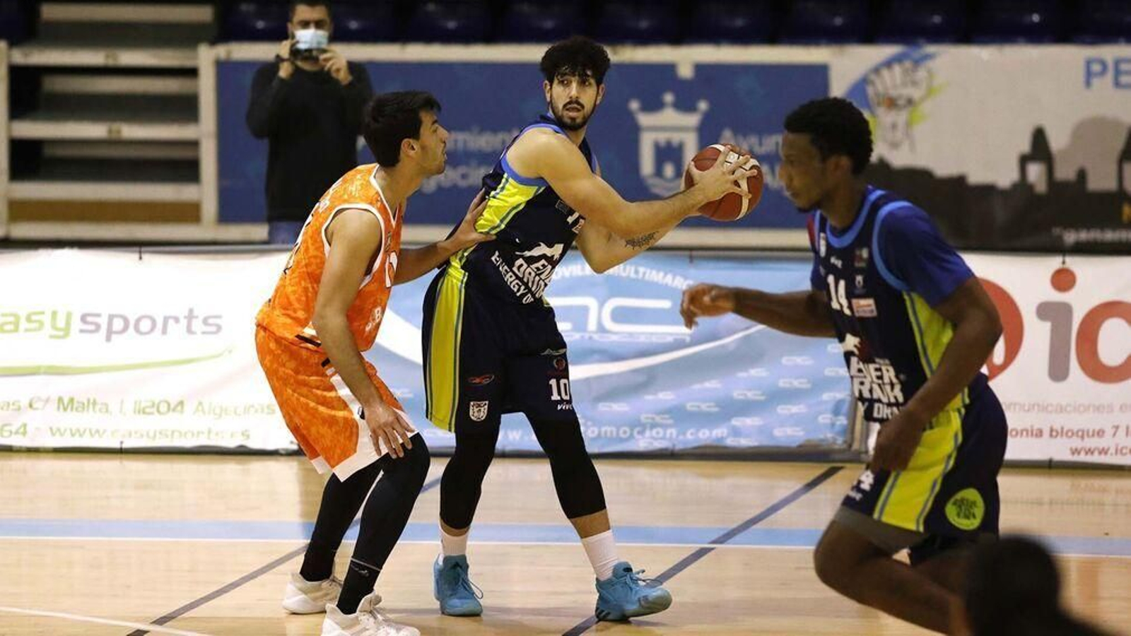 Juanmi López,. con el balón, durante el Udea-Morón