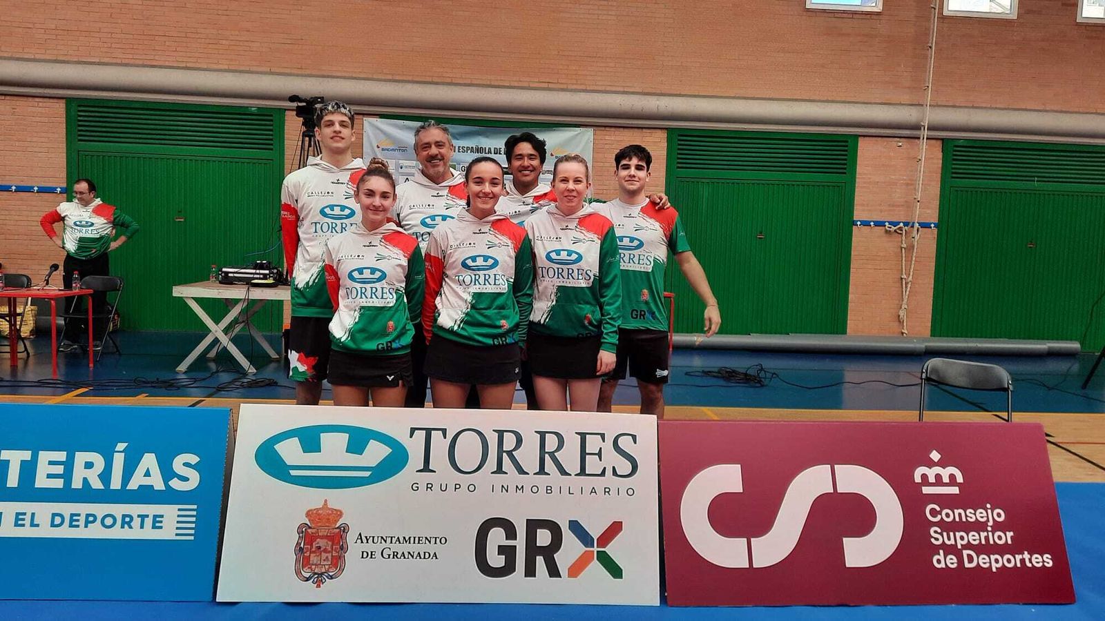 Foto de familia de la plantilla del Bádminton Granada-Grupo Torres