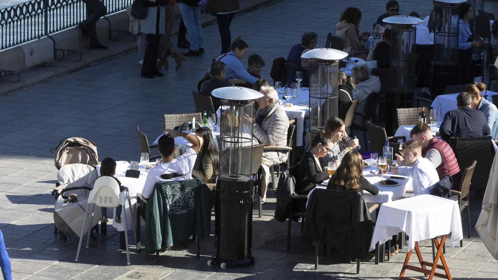Ambiente festivo y terrazas llenas