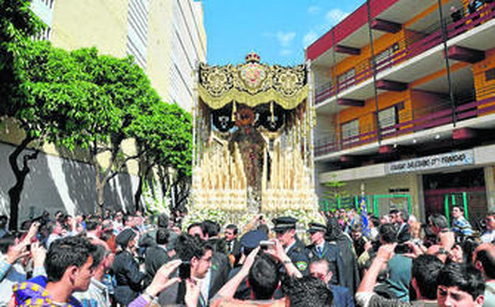 La Virgen de la Esperanza de la Trinidad avanzando por el interior del colegio tras la salida.