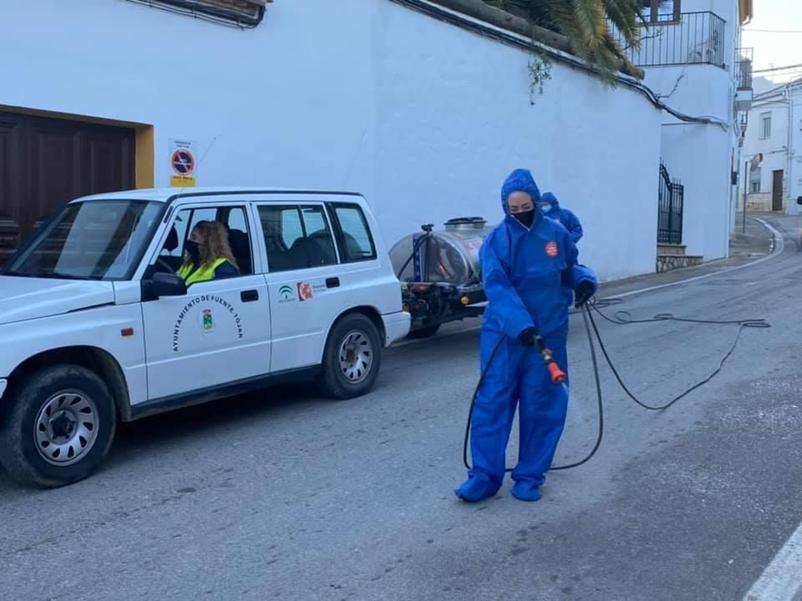 Desinfección de una calle en Fuente-Tójar.