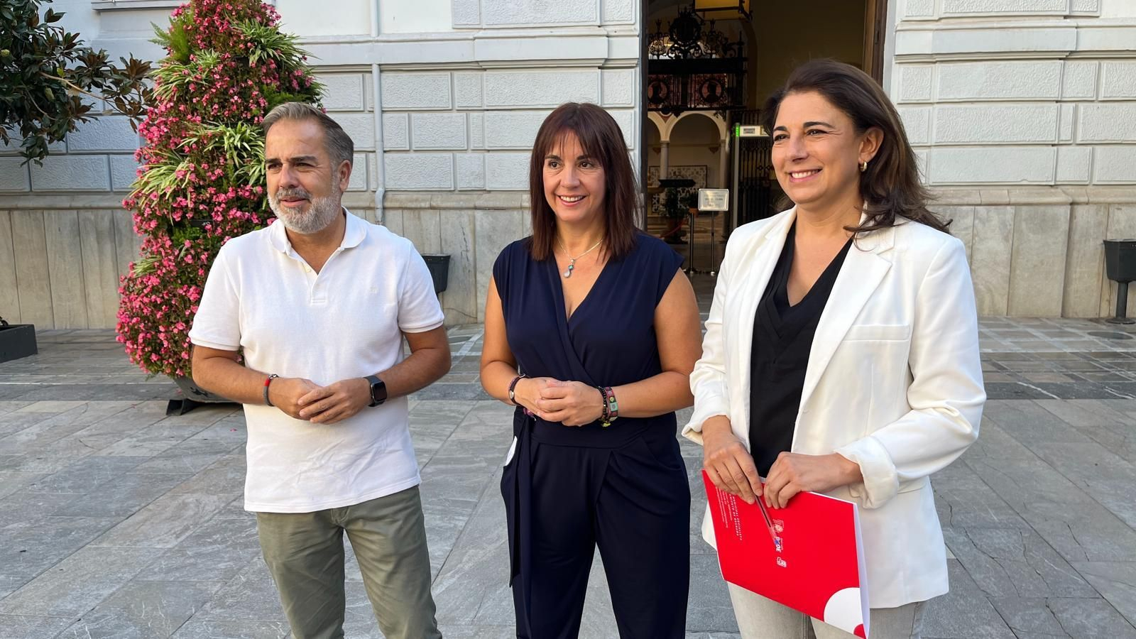 Olvido de la Rosa y Raquel Ruz junto a Jacobo Calvo