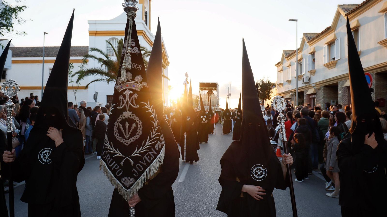 Había mucha expectación por ver a La Soledad bajo palio.