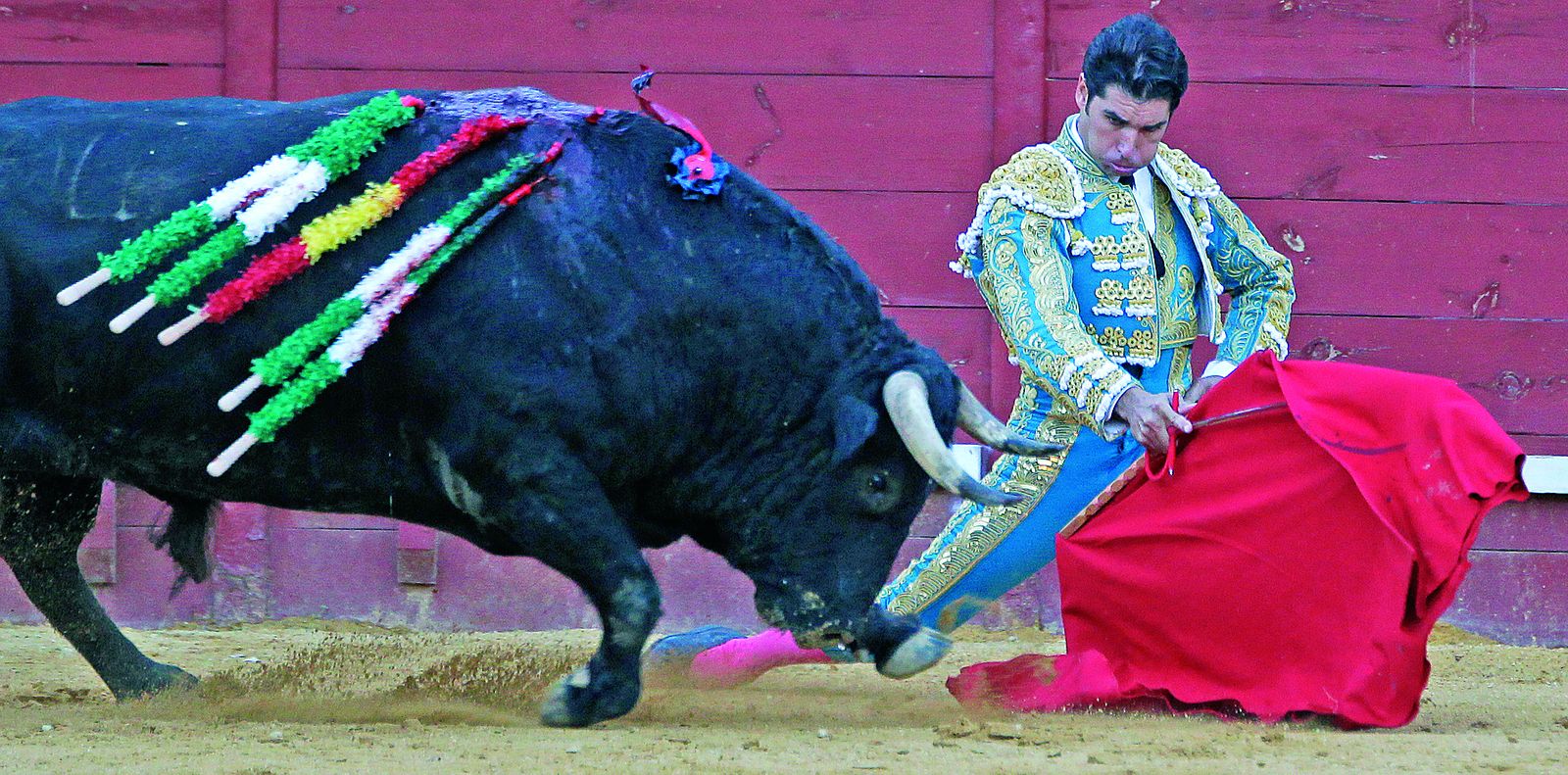 Los doblones iniciales de Cayetano con su segundo toro, el del triunfo, peculiares de su personalidad artística.
