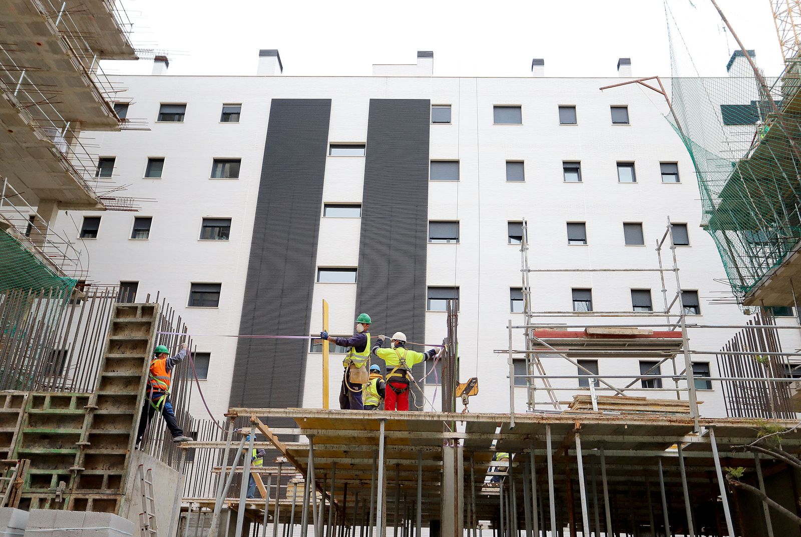 Imágenes de la vuelta al tajo de los trabajadores de obras en Huelva