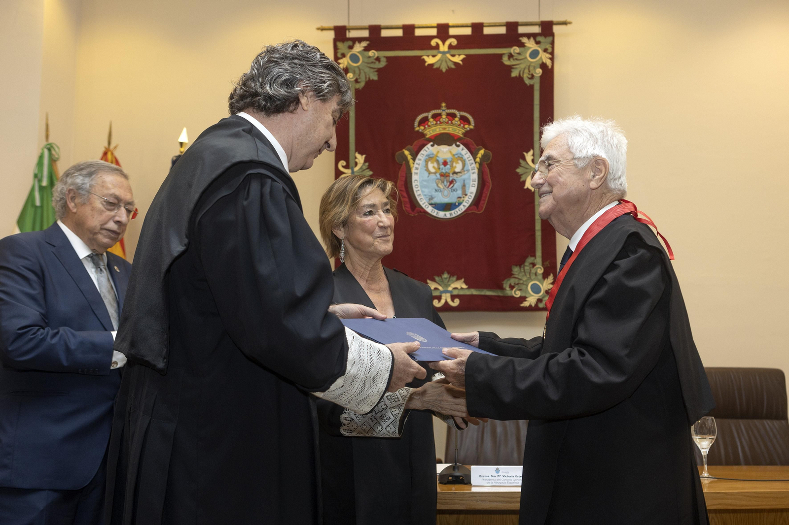 El penalista Francisco Baena Bocanegra recibe la medalla al mérito de la Abogacía Española. El penalista Francisco Baena Bocanegra recibe la medalla al mérito de la Abogacía Española.