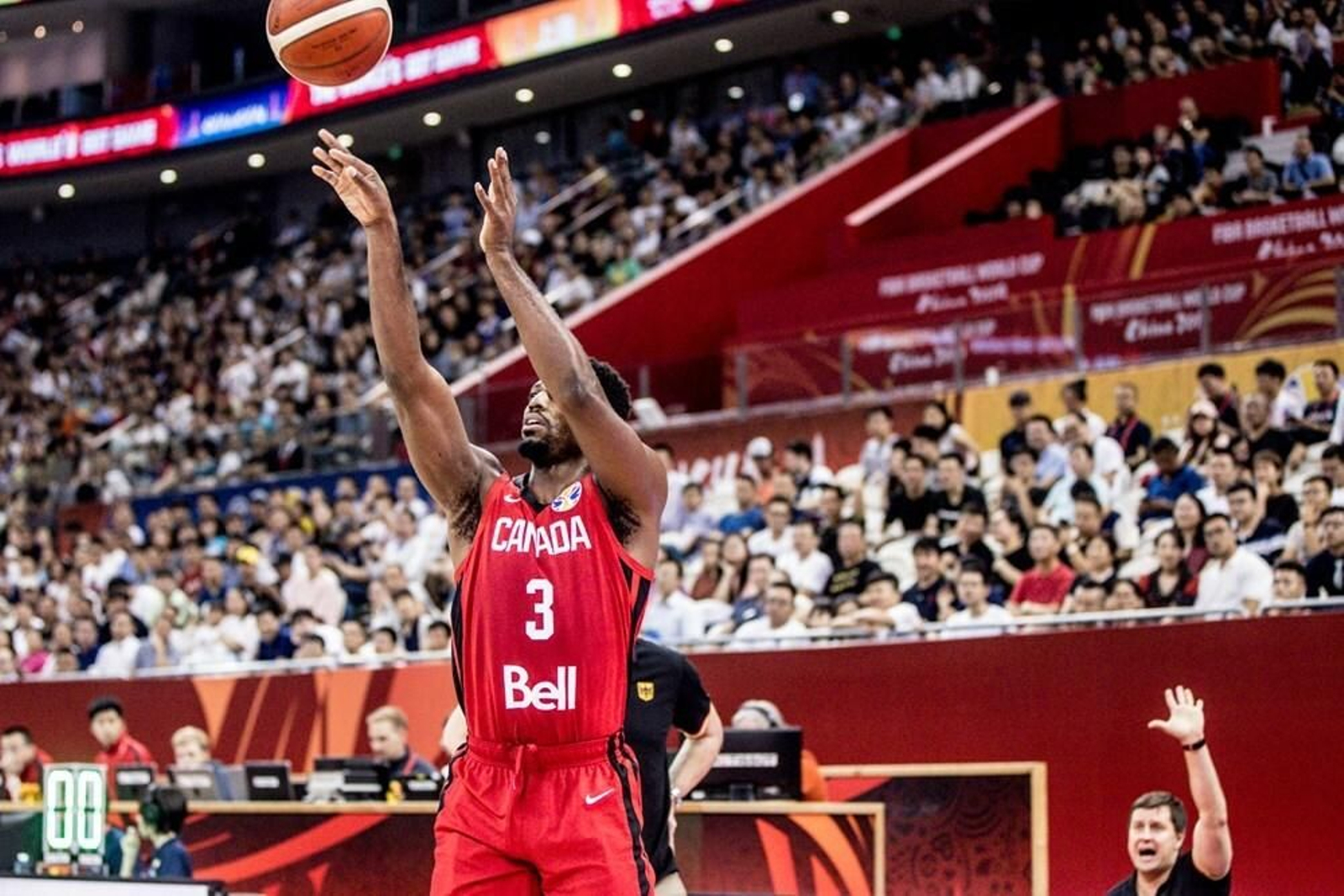 Melvin Ejim prueba el lanzamiento ante Alemania.