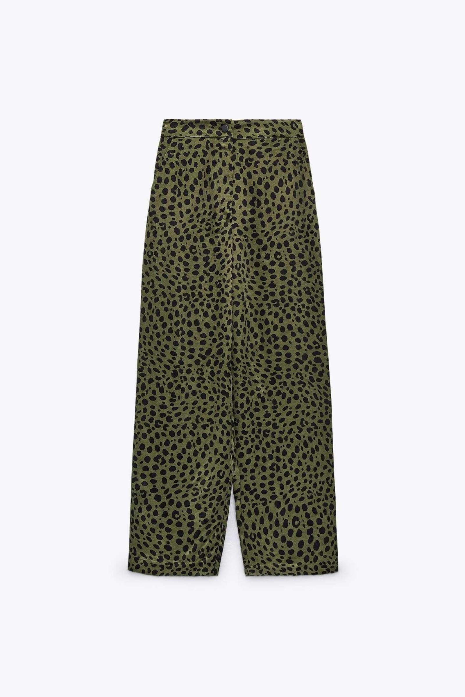 Pantalones en animal print de Zara.