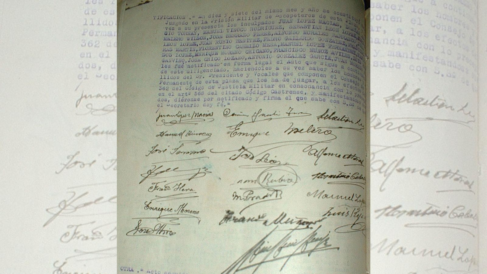 Documento de la causa con la firma de algunos de los encausados. Documento de la causa con la firma de algunos de los encausados.
