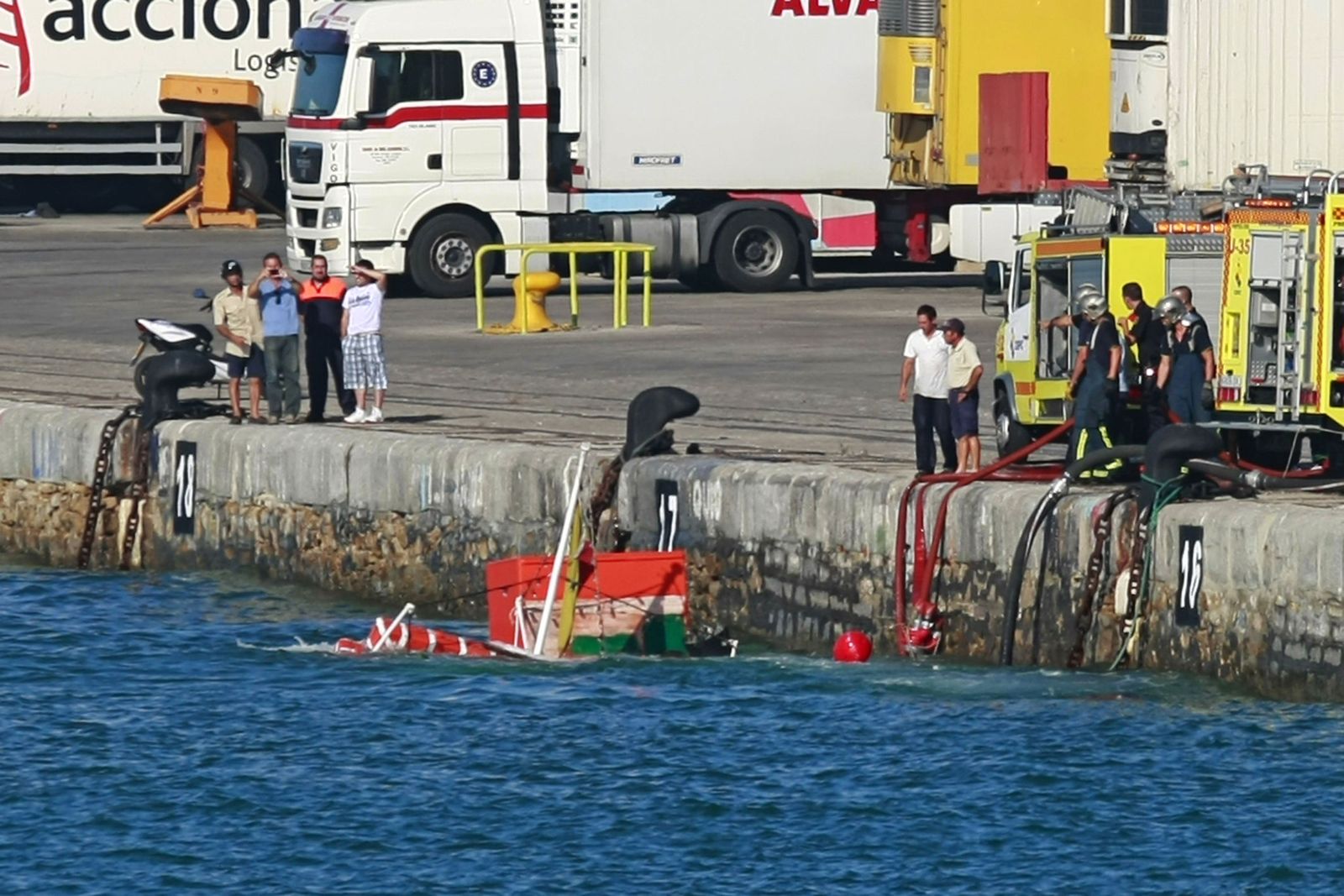 Así fue el espectacular hundimiento del Vaporcito del Puerto en el muelle de Cádiz