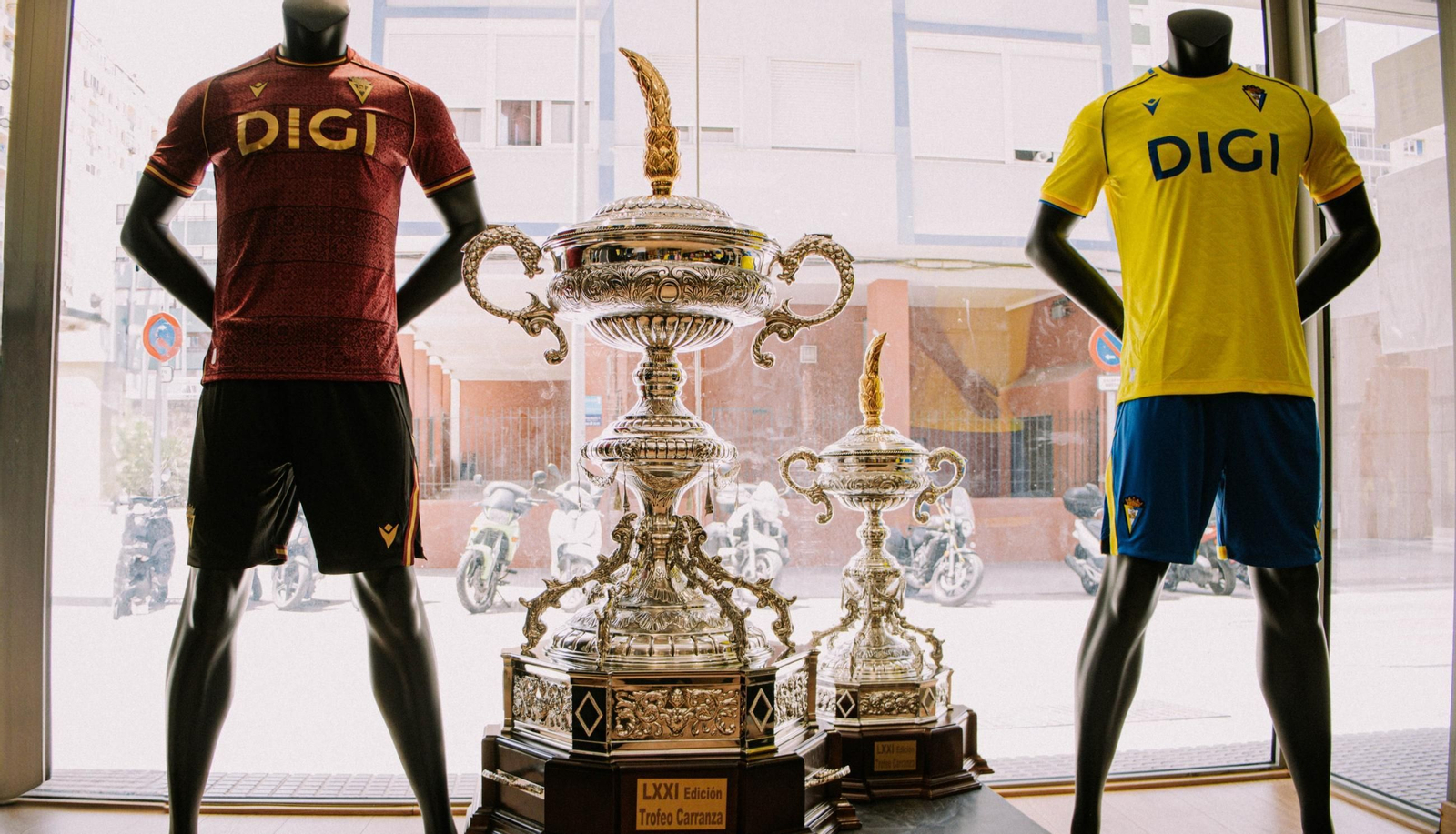 Las dos copas del Trofeo expuestas en la tienda del Cádiz.