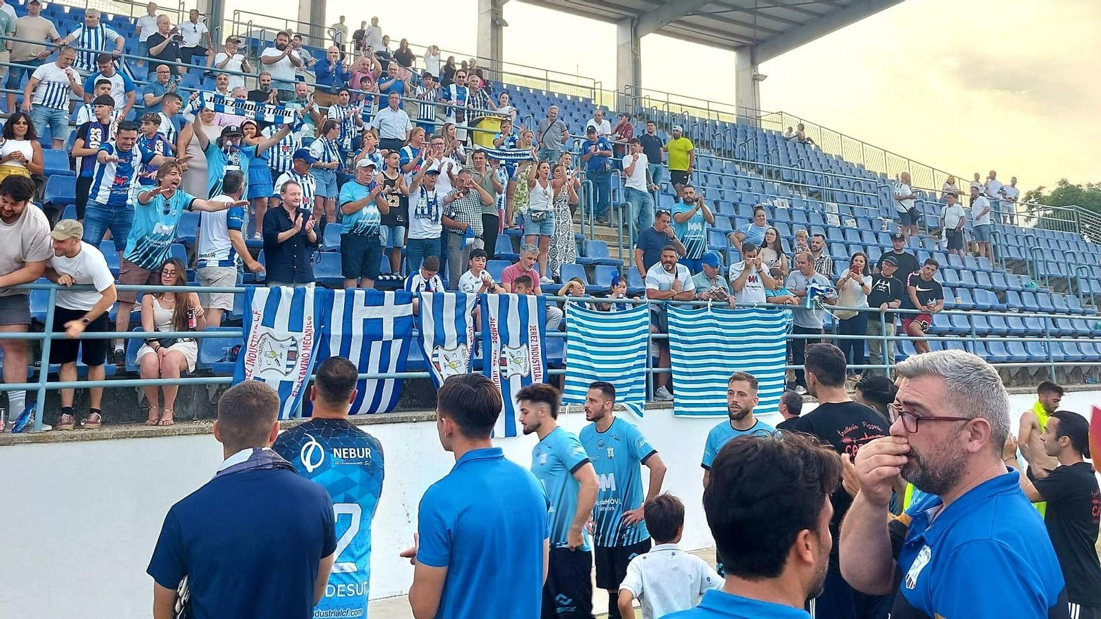 Los jugadores del Jerez Industrial agradecen a la afición el apoyo al término del partido en Arcos.
