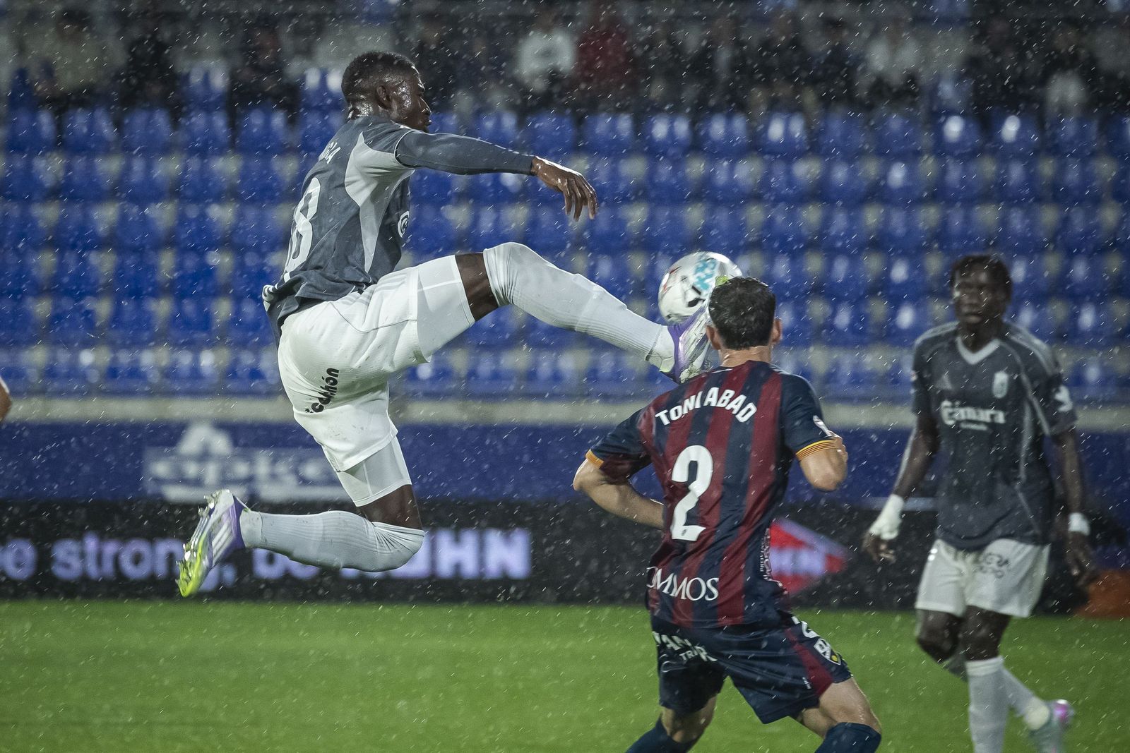 Hongla toca el balón en un partido esta campaña del Granada