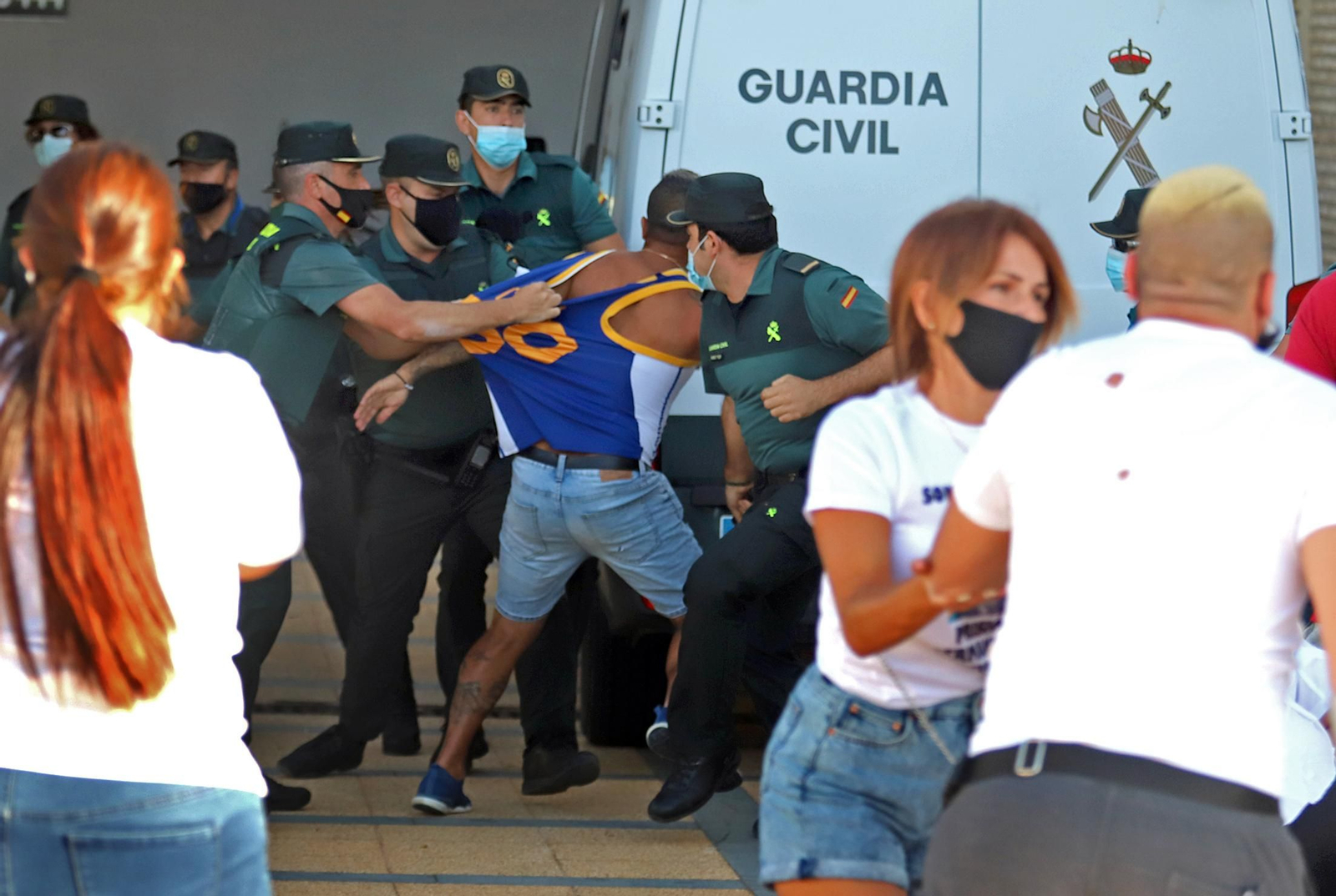 Imágenes de la llegada al juzgado de Ayamonte de uno de los principales imputados del crimen de Cartaya