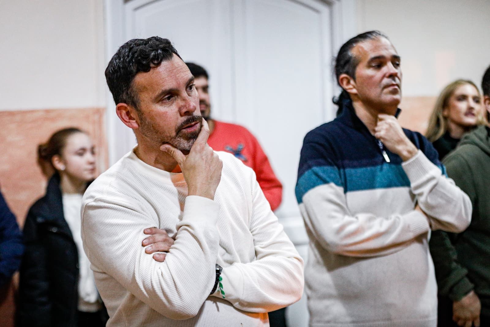 Luis Rossi y Quique Parodi escuchan a 'Seguimos cayendo mal' en camerinos.