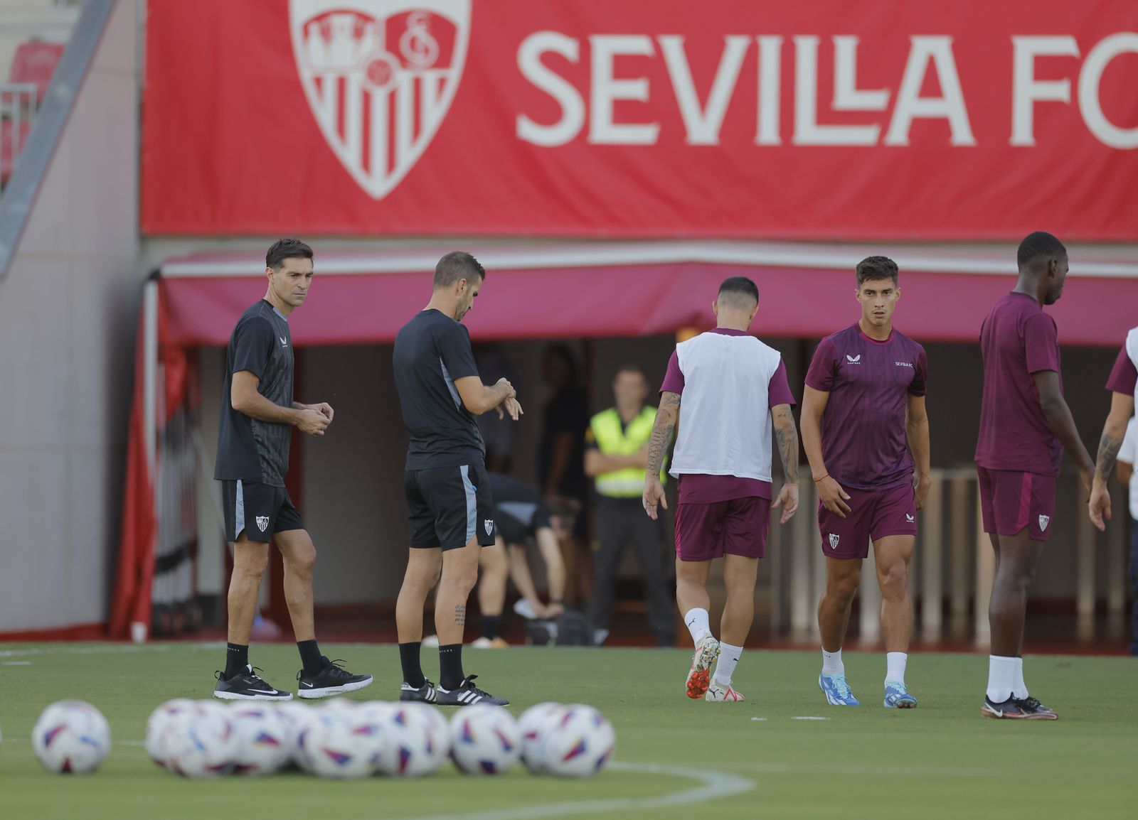 Las fotos del primer entrenamiento de Diego Alonso como entrenador del Sevilla FC