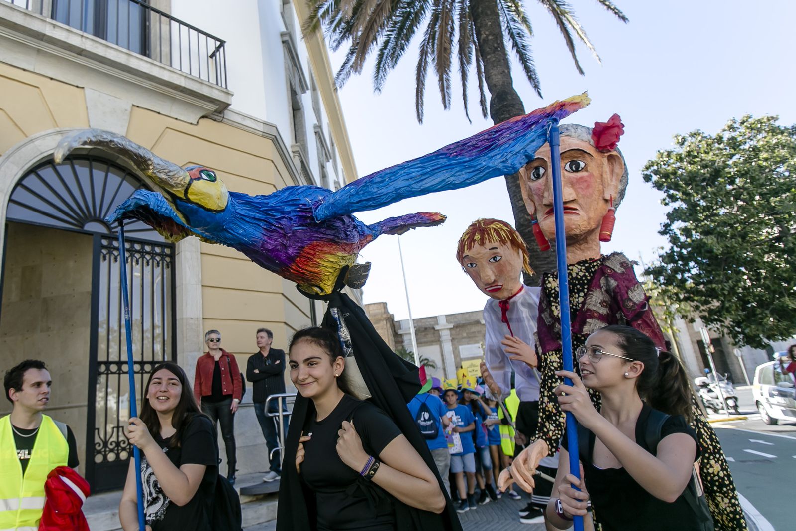 Pasacalles escolar para dar comienzo al Festival Internacional del Títere