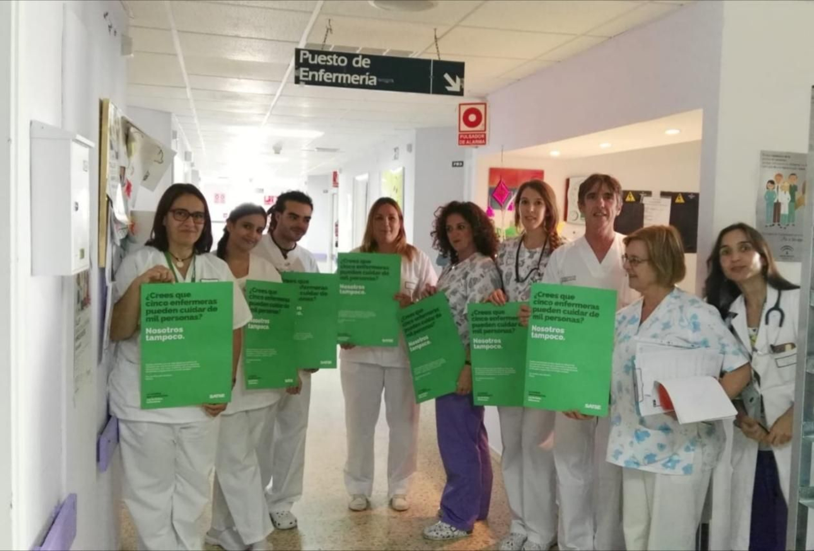 Profesionales del Hospital Puerta del Mar con carteles de la campaña.