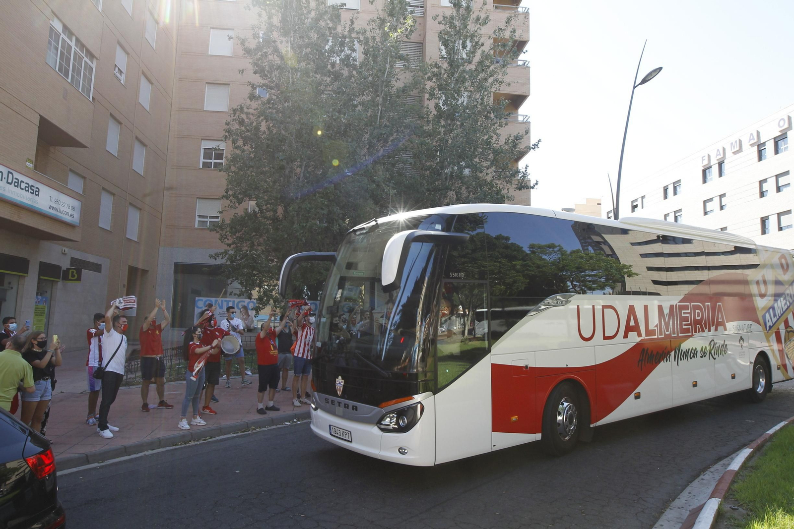 Fotogalería de la afición del Almería antes del partido ante el Girona