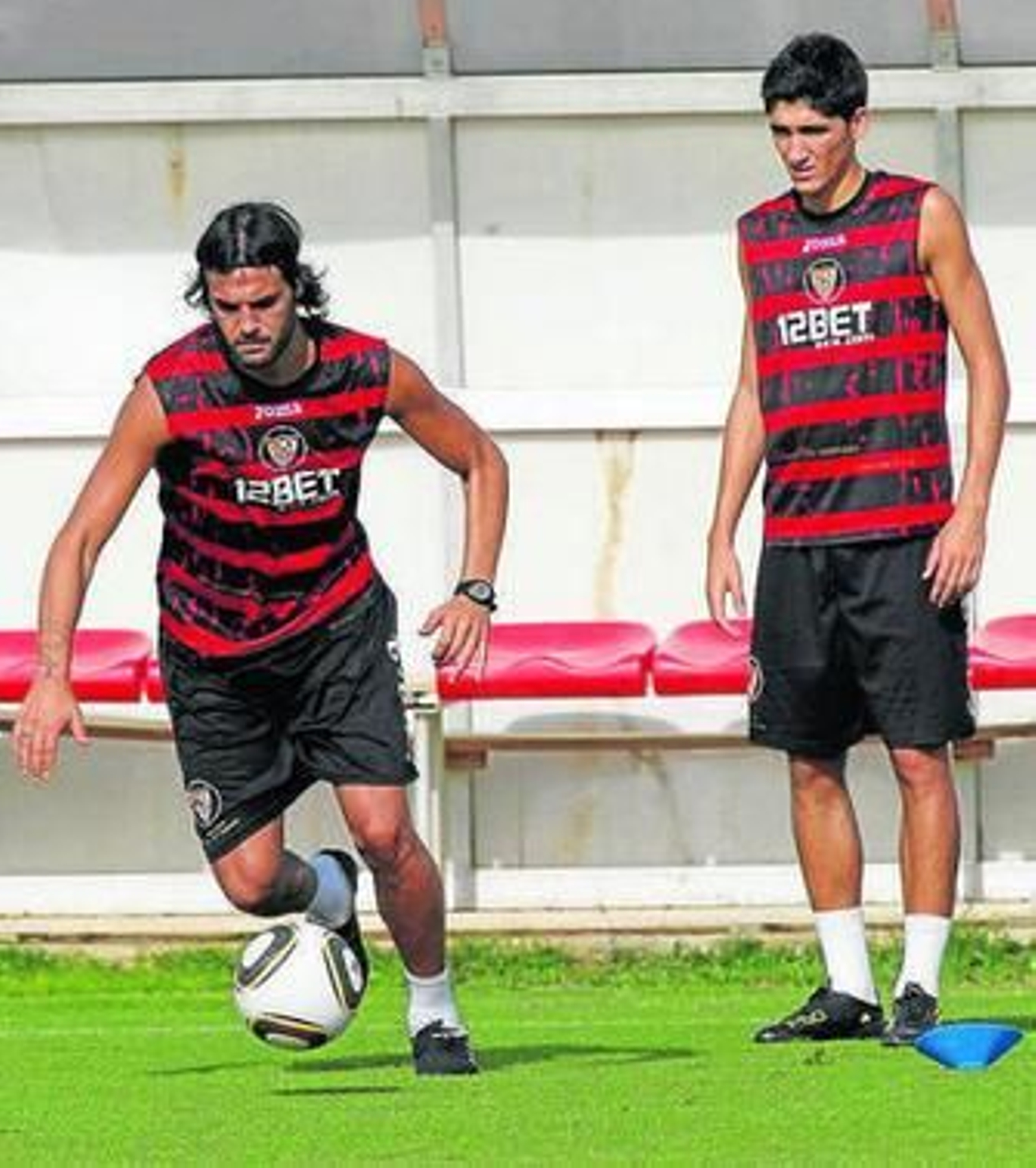 José Carlos observa a Sergio Sánchez durante la sesión de ayer.