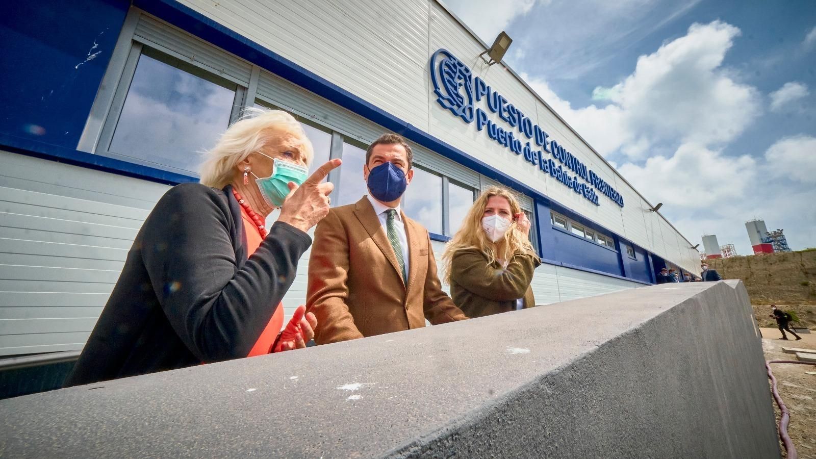 Teófila, Juanma y Ana Mestre, en el nuevo edificio del PIF.