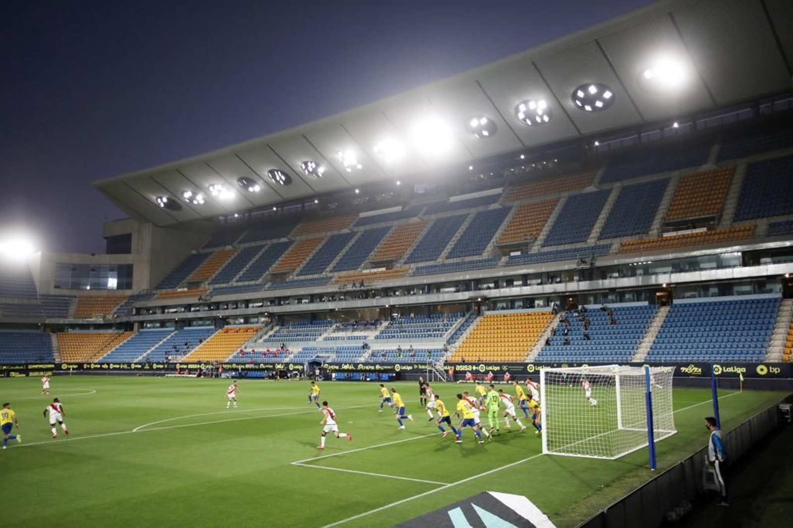 Cádiz-Rayo, primer partido que los amarillos disputaron sin público.