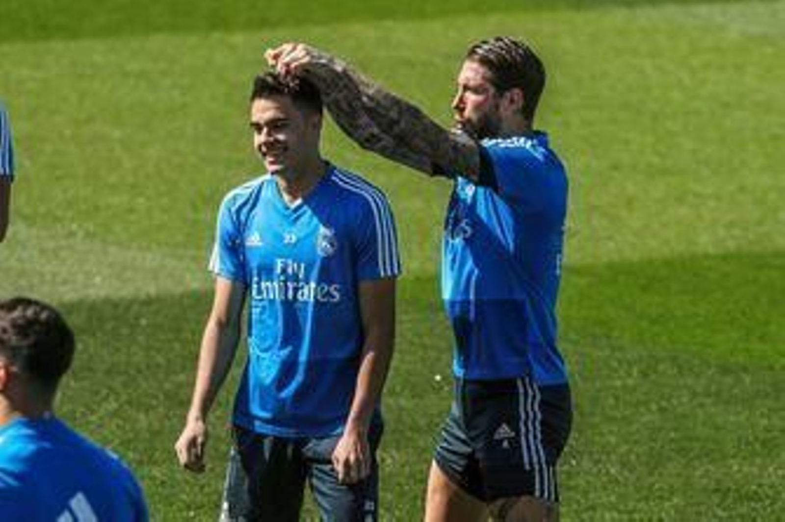 Sergio Ramos bromea con Reguilón en un entrenamiento.