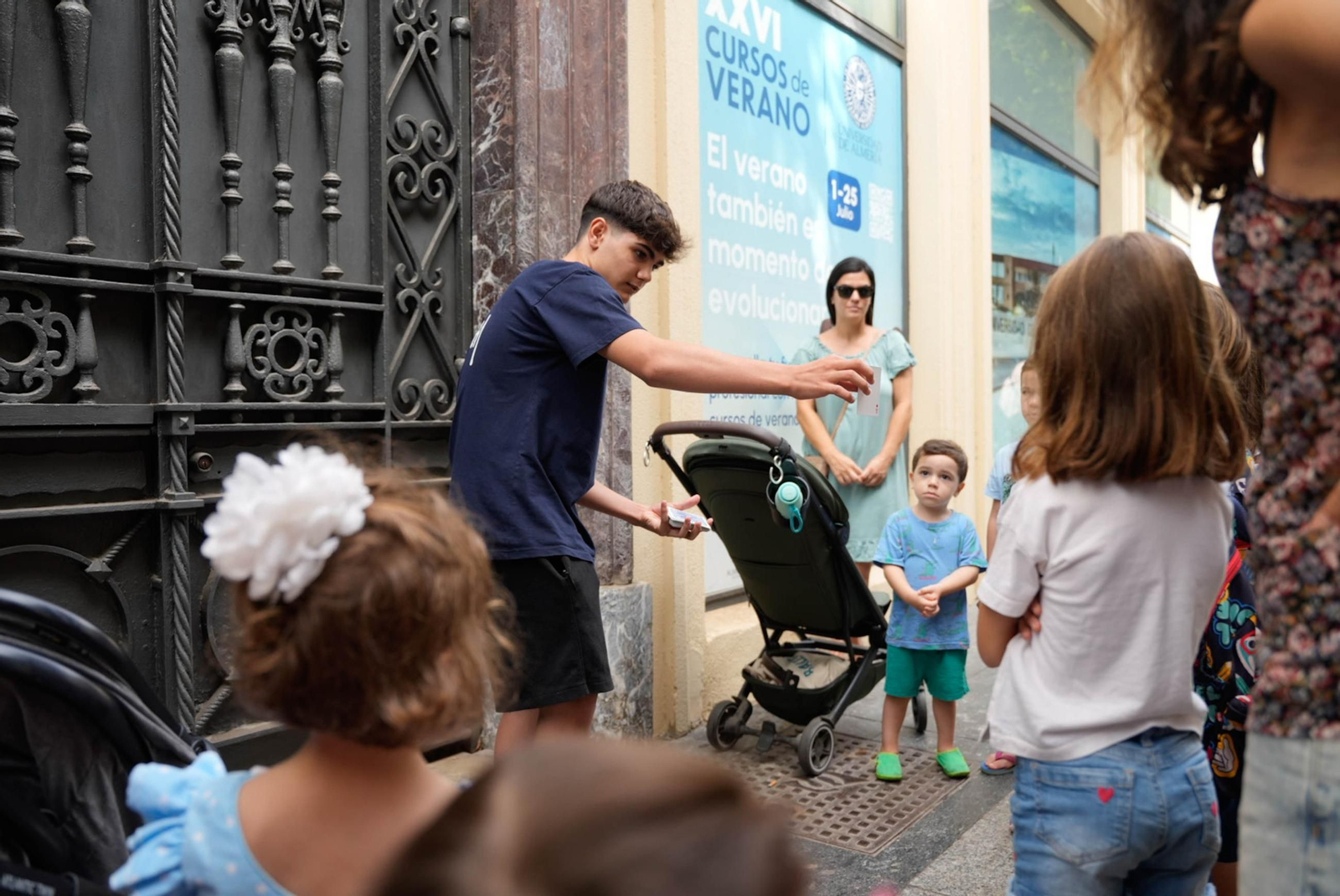 Las mejores imágenes del espectáculo de magia en la calle de la Feria de Almería