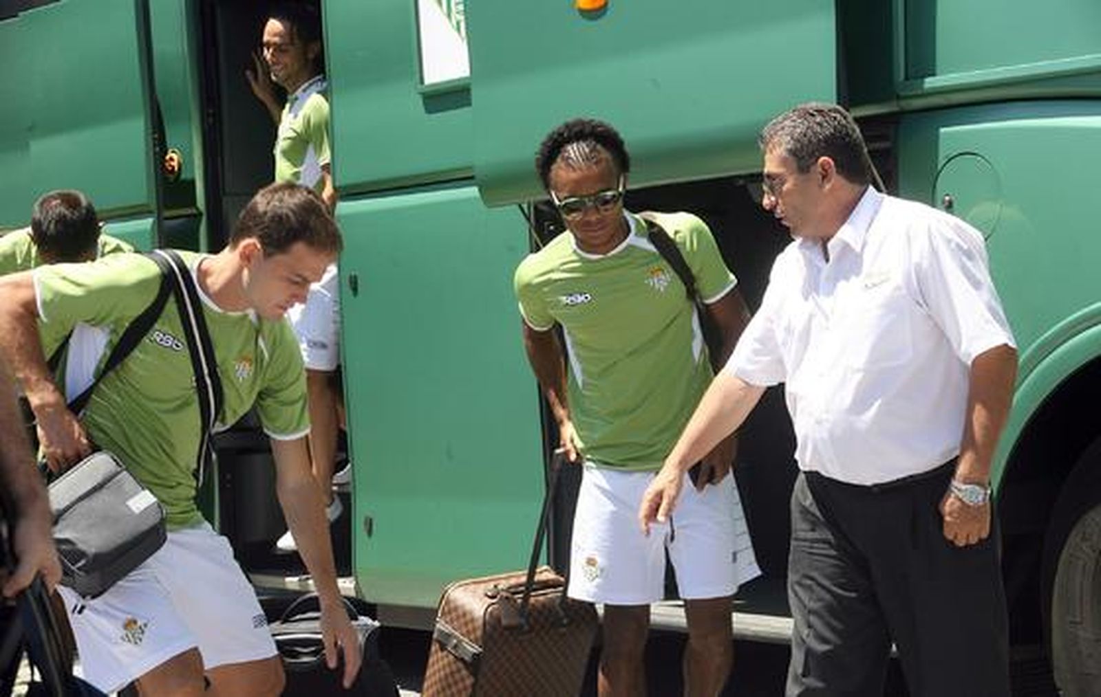 Nelson junto a Nano tras bajar del autobús.

Foto: Espínola