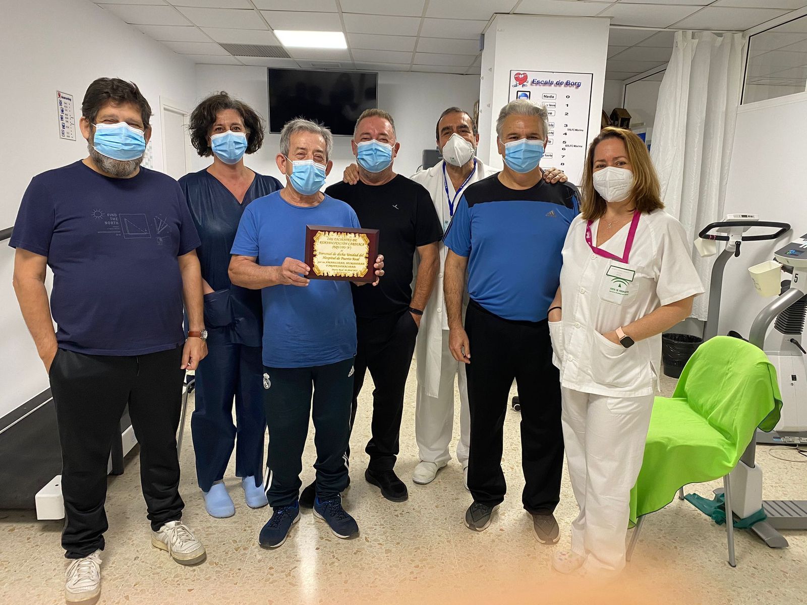 Pacientes con la placa que entregaron a los profesionales sanitarios.