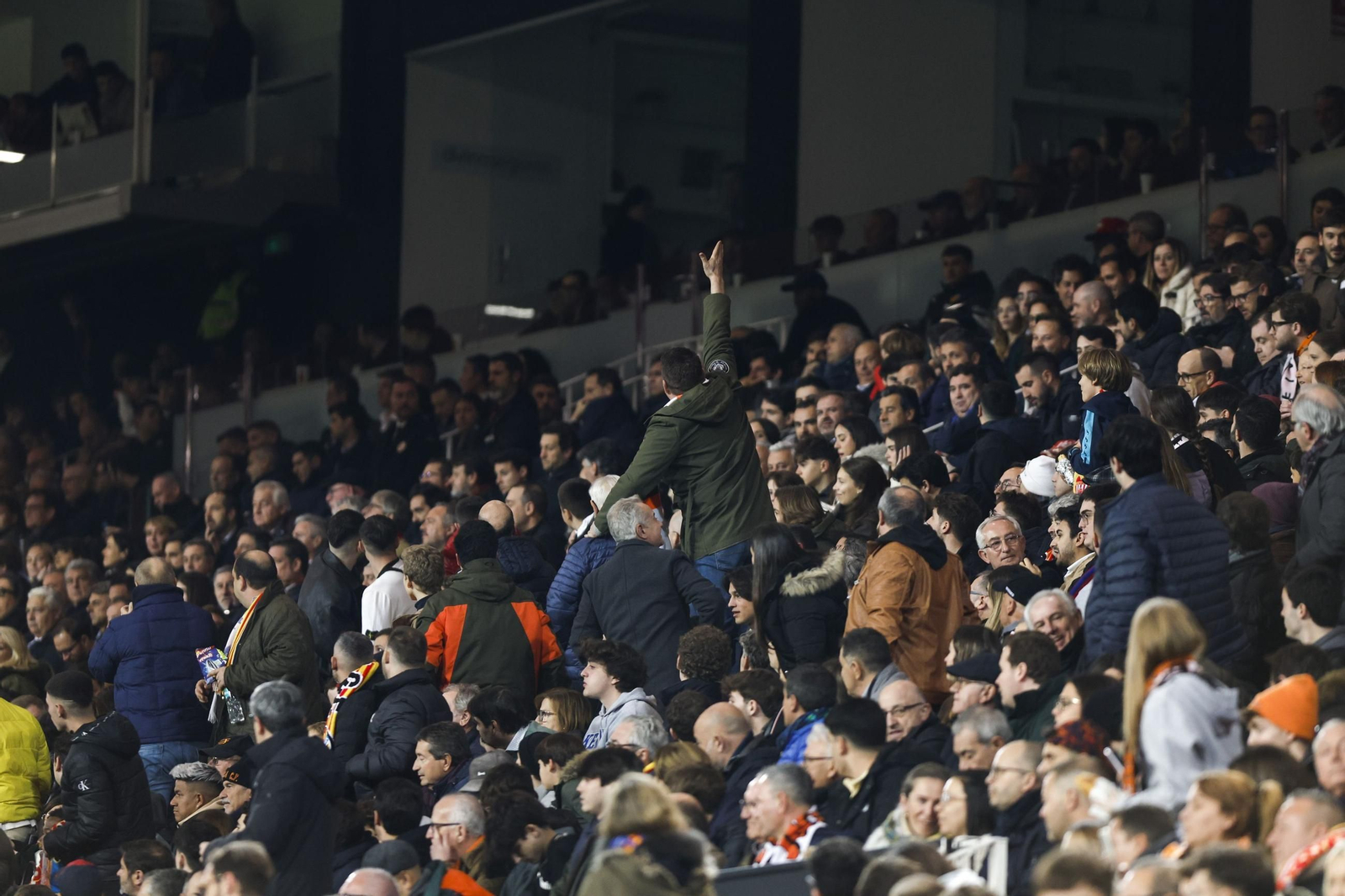 La afición del Valencia increpa al palco tras el 0-4 durante el partido de los cuartos de Copa del Rey ante el Barcelona. La afición del Valencia increpa al palco tras el 0-4 durante el partido de los cuartos de Copa del Rey ante el Barcelona.