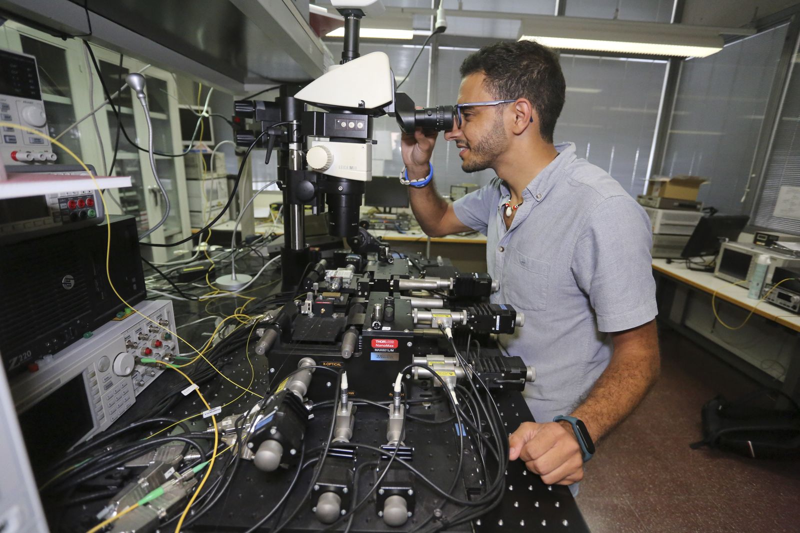 Abdelfettha usa un micróscopio de gran aumento para poder observar los deflectores.