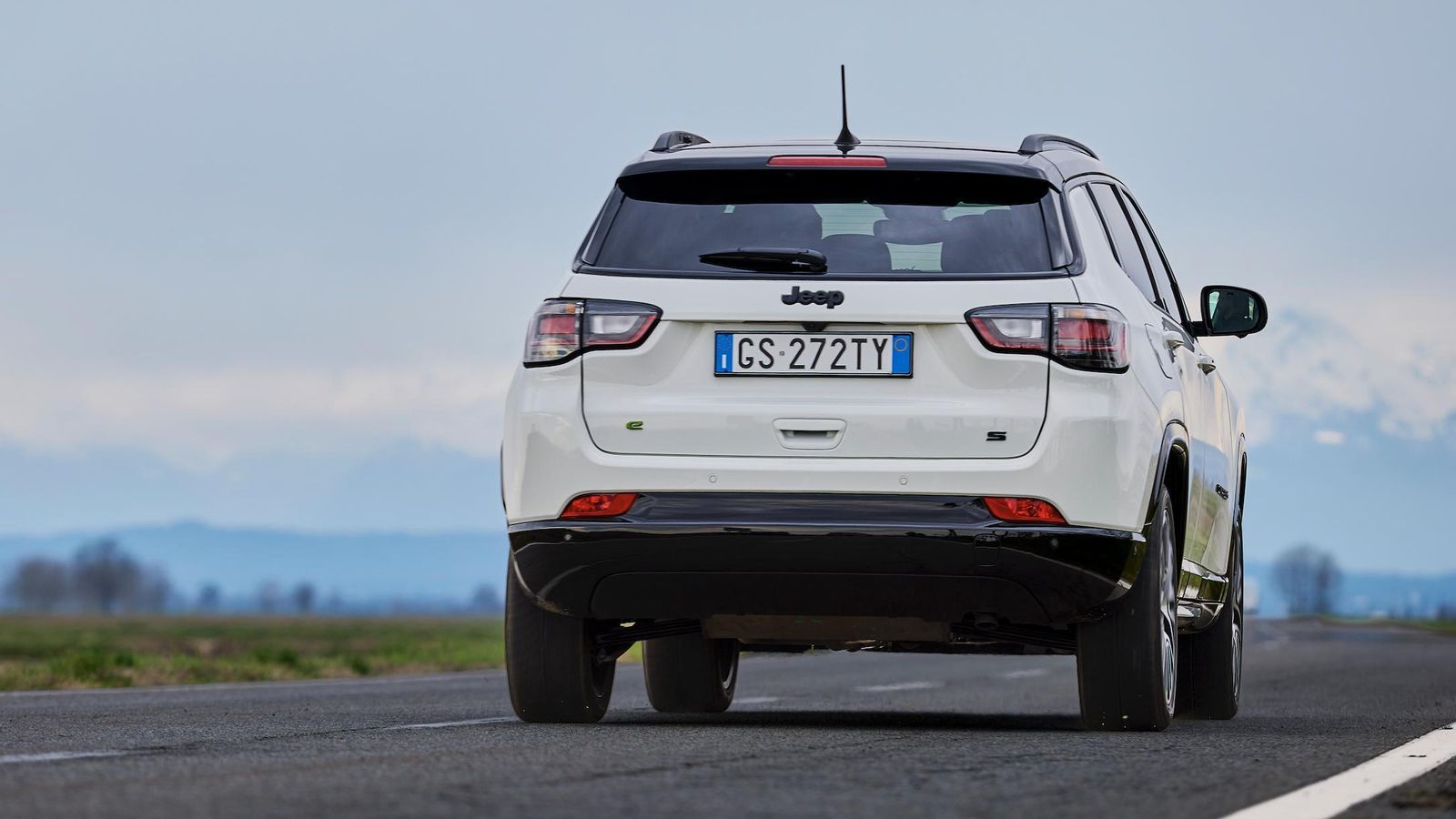 Las novedades en el Compass MY2024 se centran, además de en el sistema microhíbrido, en la posibilidad del control automático de la marcha tanto transversal como longitudinalmente.