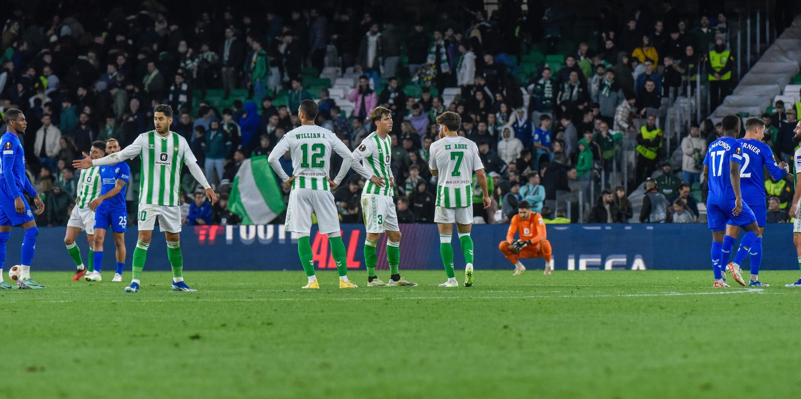Ayoze dialoga con Willian José con Miranda y Abde desesperados tras el tercer tanto del Rangers.