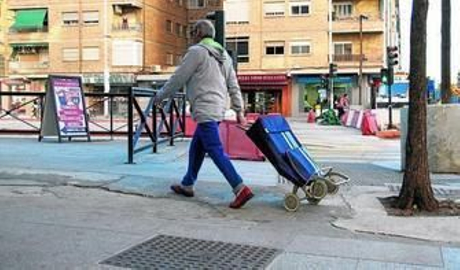 El barrio del Zaidín está lleno de parches como consecuencia de las obras.