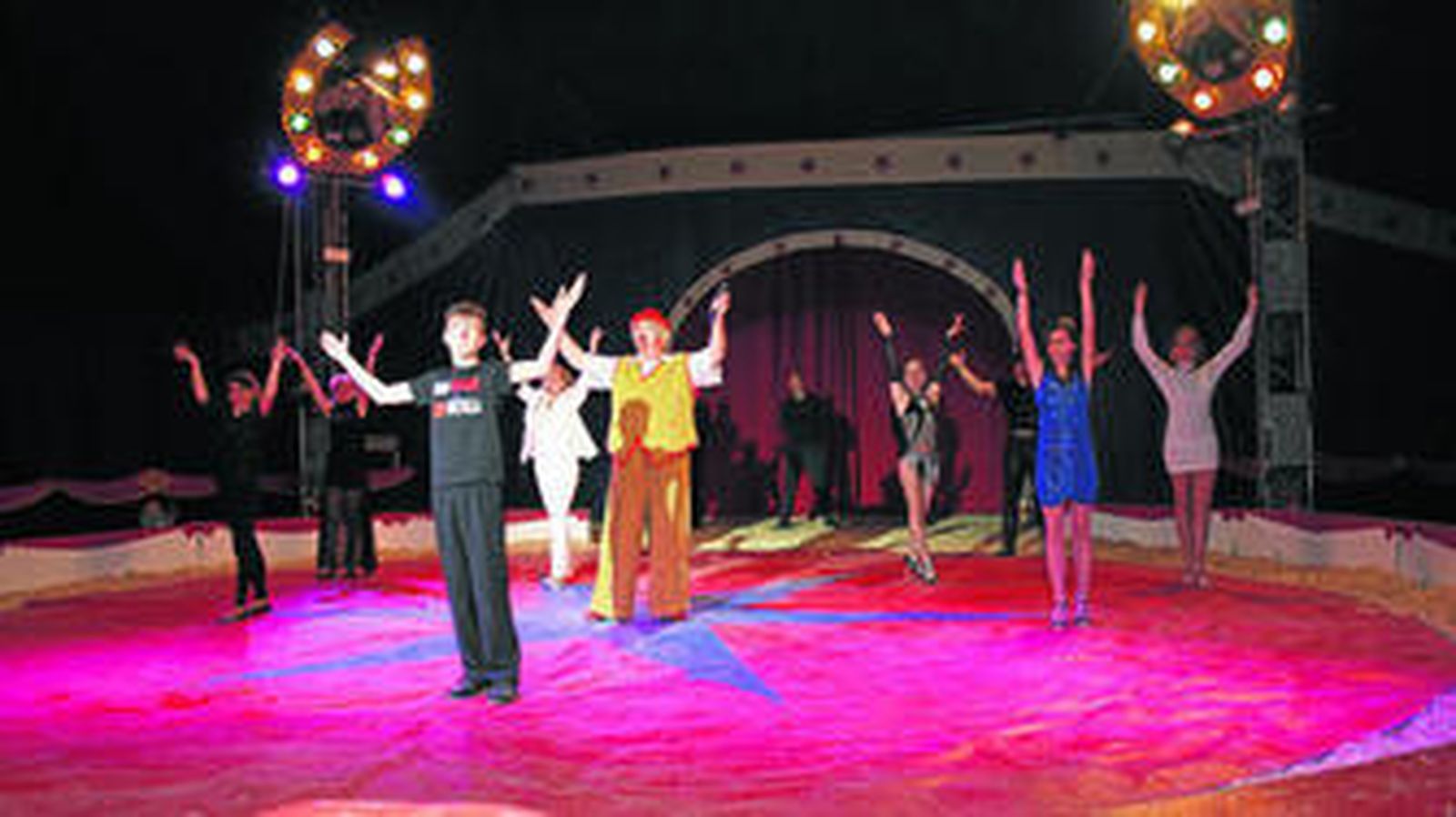 Algunos de los artistas que hacen posible cada función del circo, apoyando durante el espectáculo a la asociación Apoleu, de afectados por la leucemia.