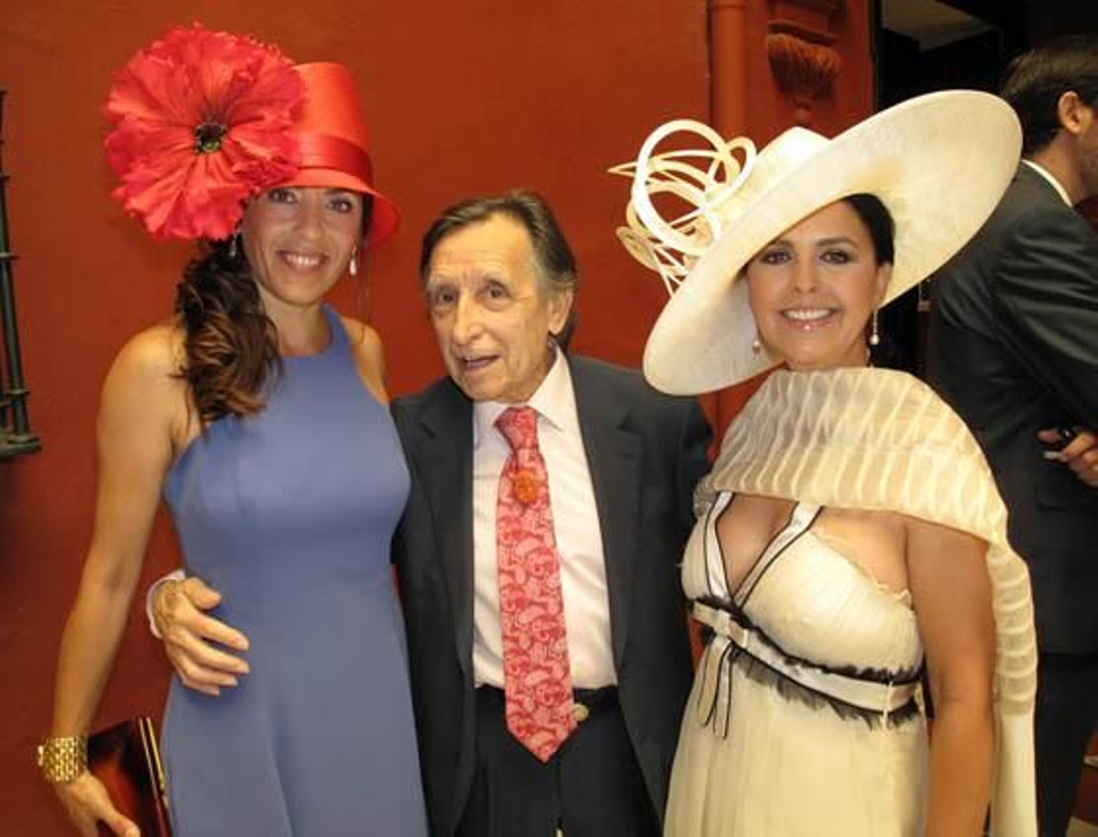 Silvia Peris (sombrero de Treacy), Pepín Castillo y María José Santiago que le cantó a Phiplip Treacy dos canciones ‘a cappella’.

Foto: Victoria Ramírez
