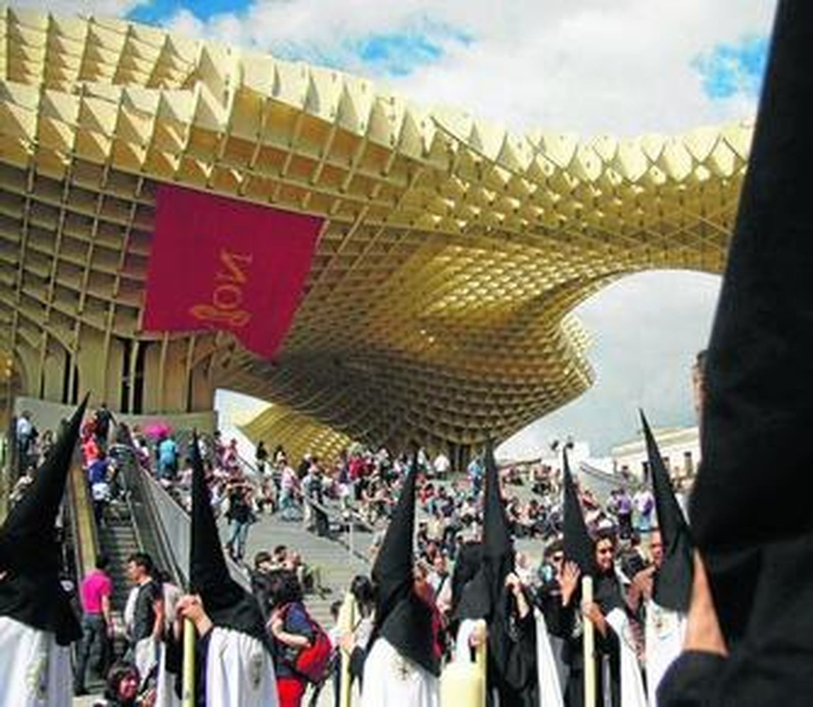 Los nazarenos de la Sed pasando bajo el Metropol Parasol.