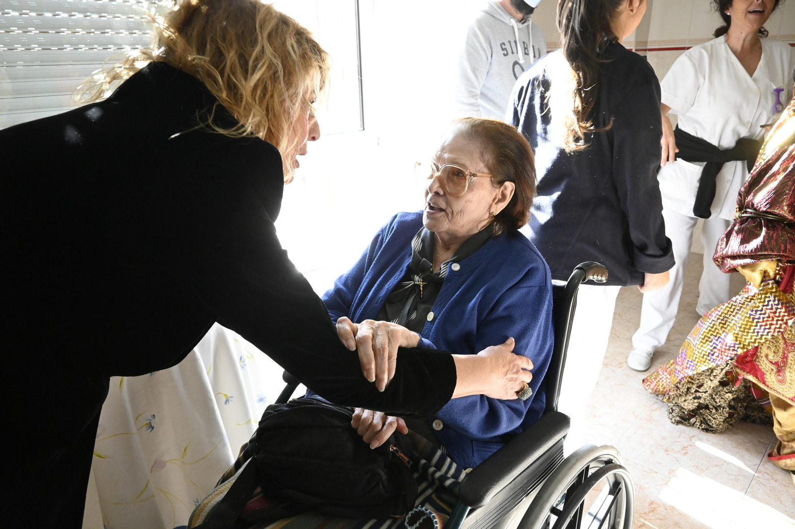 Visita de los Reyes Magos a los ancianos de los asilos de Huelva, en imágenes