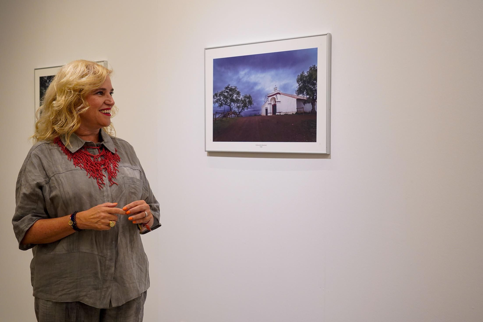 Imágenes de la inauguración de la exposición 'Ermitas de repoblación en la Sierra de Huelva' por La diputada de Cultura, Gracia Baquero, y el autor de la exposición, Jorge Garrido.