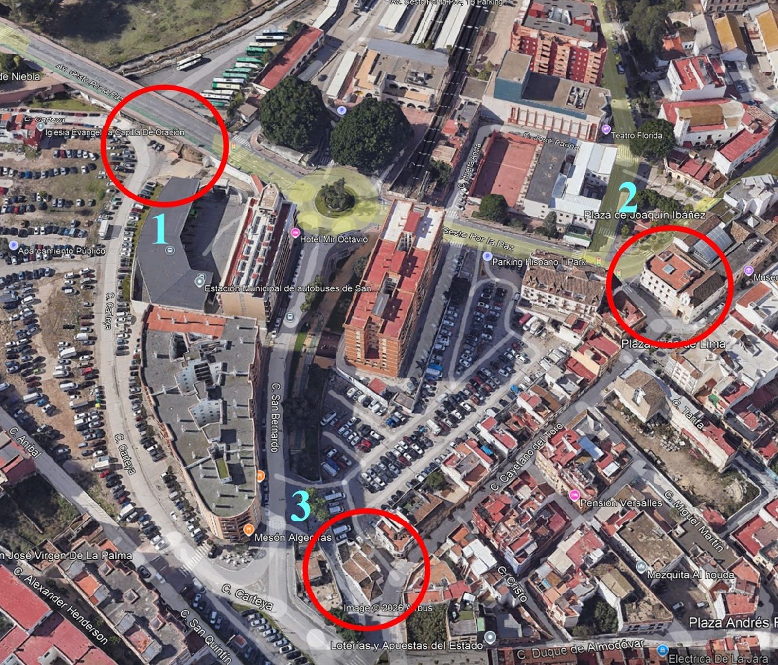 Foto aérea, en la cual 1 es el viaducto sobre el antiguo puente del Matadero, 2 el paso entre las plazas de Joaquín Ibáñez y Juan de Lima, antigua puerta de Tarifa, y 3, la Capilla del Santo Cristo de la Alameda, levantada sobre la importante torre en la esquina de dos tramos de muralla medieval, llamada “La Atalaya”. En base a la otra ilustración, es fácil reconocer el cauce soterrado del antiguo río, el arrecife y el tramo de murallas sobre el cual se levantó la acera oeste de la calle Alameda o Cayetano del Toro.